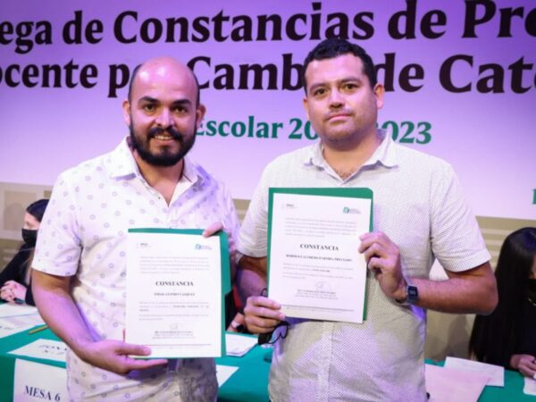 Entregan a docentes de COBAES 517 constancias de cambio de categoría. <br>  <br>  <br>