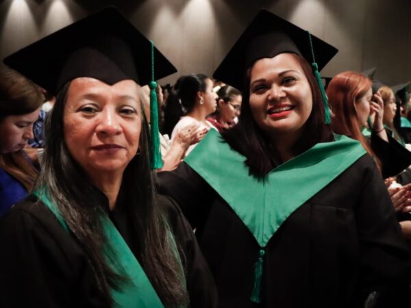 Madre, abuela y ahora exalumna de COBAES; concluye Ruth Reyes su bachillerato: “el estudio provee un futuro mejor”